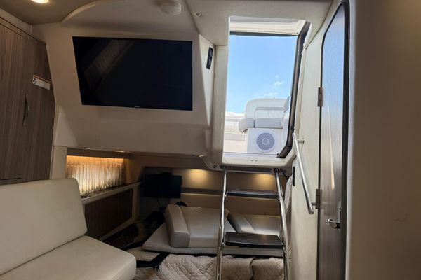 2021 Regal 33 XO image 12