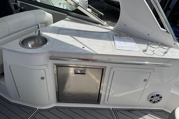2021 Regal 33 XO image 8