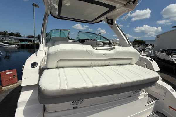 2021 Regal 33 XO image 9
