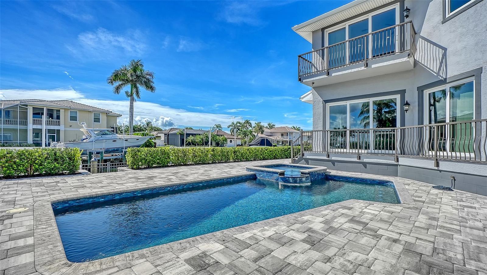 Private Waterfront. Private Dock. Two Boat Lifts. Private Paradise in Longboat Key — LONGBOAT KEY — photo 2