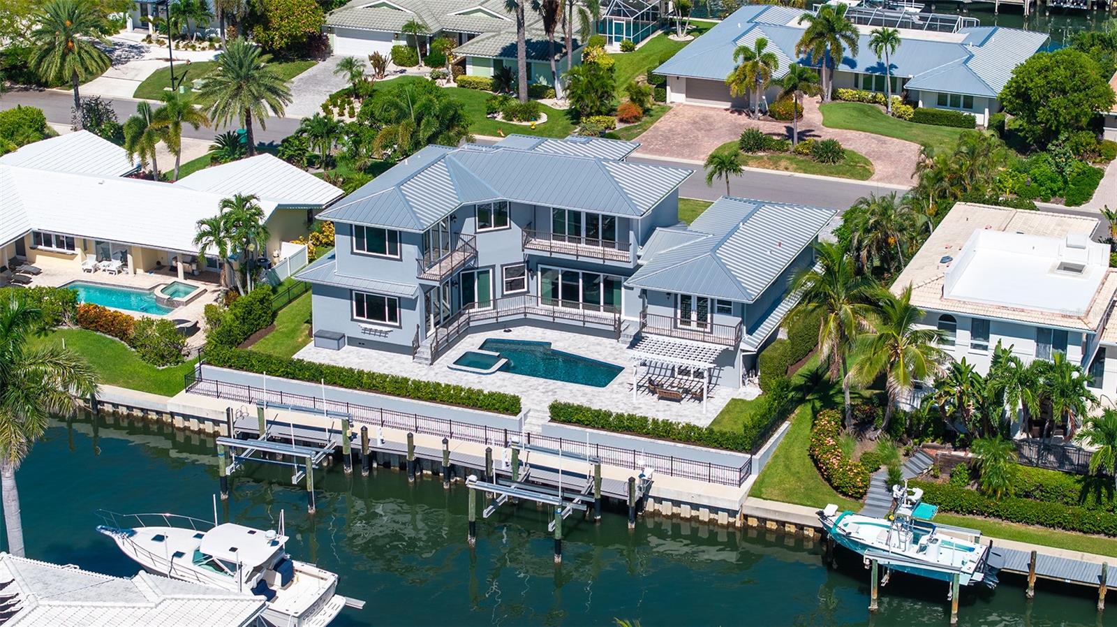 Private Waterfront. Private Dock. Two Boat Lifts. Private Paradise in Longboat Key — LONGBOAT KEY
